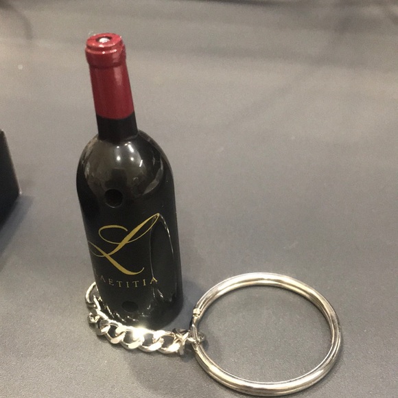 NWT Laetitia Bottle of Wine Keychain w/Light - Picture 7 of 10